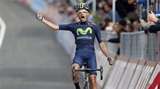 Španělský cyklista Beňat Intxausti projíždí vítězně cílem 8. etapy Gira. Španělský cyklista Beňat Intxausti projíždí vítězně cílem 8. etapy Gira.