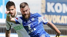 Olomoucký Václav Vašíček (vpravo) bojuje o míč s Vojtěchem Kubistou z Karviné. Olomoucký Václav Vašíček (vpravo) bojuje o míč s Vojtěchem Kubistou z Karviné.
