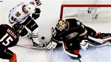Anaheimský brankář Frederik Andersen čelí šanci Andrewa Shawa z Chicaga. Toho... Anaheimský brankář Frederik Andersen čelí šanci Andrewa Shawa z Chicaga. Toho...