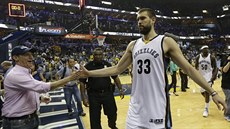 Marc Gasol slaví s fanouky Memphisu výhru nad Golden State.