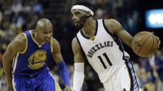 Mike Conley (vpravo) z Memphisu se pokouí najít cestu ke koi Golden State...