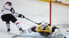 Rakouský hokejista Konstantin Komarek překonává německého brankáře Dennise... Rakouský hokejista Konstantin Komarek překonává německého brankáře Dennise...