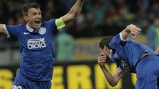 Fotbalisté Dnpropetrovsku oslavují gól proti Neapoli.
