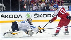 eský hokejista Vladimír Sobotka ped finským gólmanem Pekkou Rinnem.
