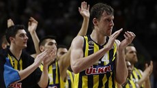 Jan Veselý a ostatní hráči Fenerbahce děkují fanouškům za podporu. Jan Veselý a ostatní hráči Fenerbahce děkují fanouškům za podporu.