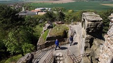 Trasa naučné stezky je okružní, začíná a končí na parkovišti pod zříceninou... Trasa naučné stezky je okružní, začíná a končí na parkovišti pod zříceninou...