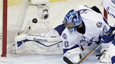 Gólman Tampy Ben Bishop inkasuje v duelu s New Yorkem Rangers.