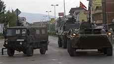 Makedontí policisté pi zásahu v Kumanovu (9. kvtna 2015).