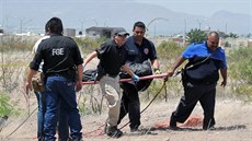 Policie odnáší tělo šestiletého chlapce, který byl zřejmě umučen (17. května... Policie odnáší tělo šestiletého chlapce, který byl zřejmě umučen (17. května...