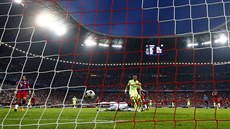 GÓL DO PRÁZDNÉ BRÁNY. Barcelonský Neymar vyrovnává proti Bayernu na 1:1.