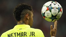 S TEBOU MI TO DNESKA JDE. Barcelonský Neymar si pohrává s míem, kterým trápí...
