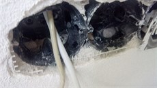 Zásuvky se utápí v obrovské vrstvě lepidla, omítky a štuku. Zásuvky se utápí v obrovské vrstvě lepidla, omítky a štuku.
