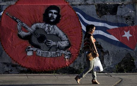 Portrét revolucionáe Ernesta Che Guevary v ulicích Havany (28. kvtna 2015)