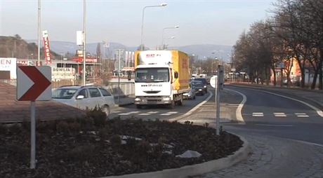 Bílinská radnice nechala na silnici z Mostu do Teplic postavit kruhové objezdy...