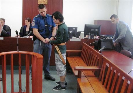 Asiat, obvinný z pepadení mladé dívky, v soudní síni (26.5.2015)