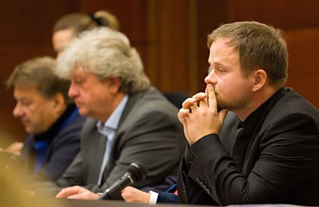 Obalovaný Jií Zeronik (v popedí) a Pavel Krenk (vzadu) u pedchozí soudního jednání.