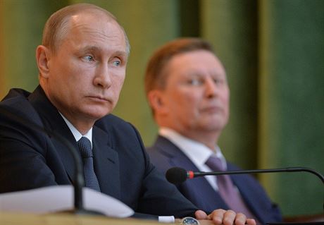 Vladimir Putin s vedoucím své kanceláe Sergejem Ivanovem.