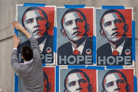 Z nadje do zklamání. Autor ikonického plakátu Obamy kritizuje hlavu USA
