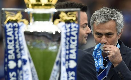 Jose Mourinho, trenr Chelsea, s medail a mistrovskm pohrem.