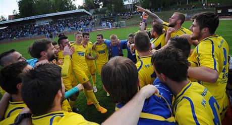 Fotbalisté Varnsdorfu oslavují postup do první ligy.