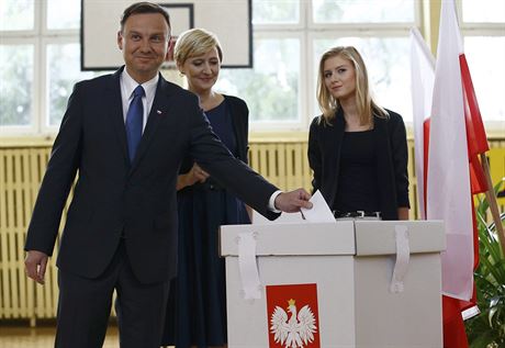 Kandidát na polského prezidenta Andrzej Duda odevzdává v Krakow svj hlas po...