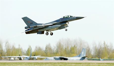 Norský letoun F-16 na litevské základn iauliai