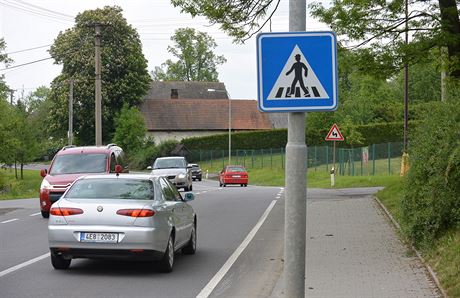 Tady chodník v Lanov koní. O zbylé dva kilometry podél nebezpené silnice usilují místní obyvatelé, kteí omezení dopravy kamion aspo v jednom smru vítají. 