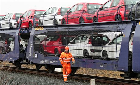 elezniní vagon naloený automobily z kolínské TPCA (ilustraní snímek)