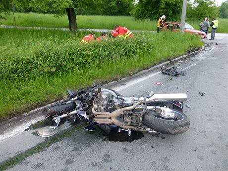 Na Karvinsku se srazilo osobní auto a motorka. Motorká nepeil