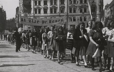 Dvanáctého kvtna 1945 vítají etí Brané prezidenta Benee, snímek z Námstí...