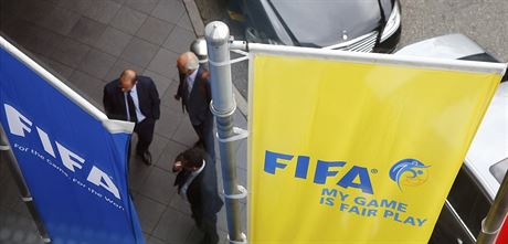 Zástavy Mezinárodní fotbalové federace FIFA ped hotelem Marriott  v Curychu,,...