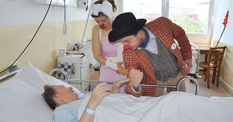 Klauni v nemocnici v Uherském Hraditi pravideln baví i starí pacienty.