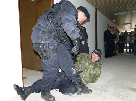 Policisté se kolí ve vybydleném hotelu Dukla v Blansku.