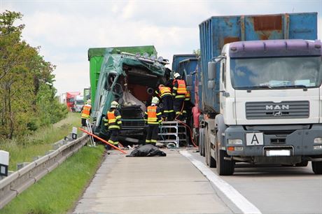 Po sráce dvou kamion na D8 zstali dva lidé lehce zranní (ilustraní snímek).