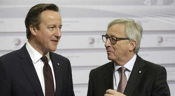 éf Evropské komise Jean-Claude Juncker (vpravo) vítá britského premiéra Davida...