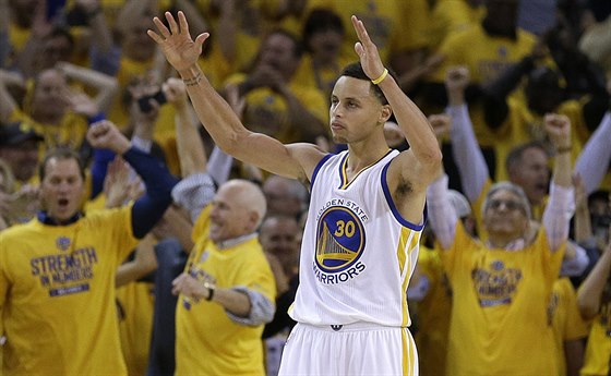 Stephen Curry z Golden State oslavuje výhru nad Houstonem.