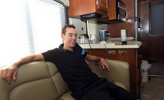 Richie Porte relaxuje ve svém mobilním píbytku.