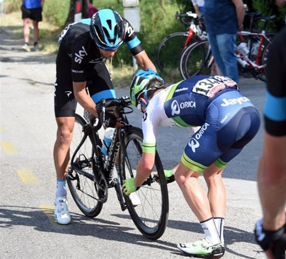 PRAVIDLA JSOU PRAVIDLA. Simon Clarke z týmu Orica (vpravo) a Richie Porte ze...