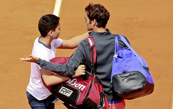 CO TO JE? Roger Federer gestikuluje smrem k ochrance, kdy se a na kurt...