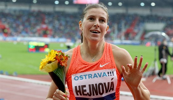 Zuzana Hejnová v cíli závodu na 400 m pekáek na Zlaté trete.