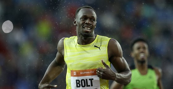 S ÚSMVEM V CÍLI. Usain Bolt na mítinku Zlatá tretra.