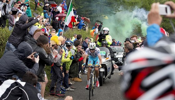 TENHLE KOPEC BOLÍ. Ital Fabio Aru na Mortirolu pi Giru 2015, tehdy v jedné z titulních rolí.