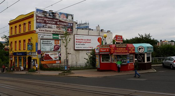 Ulice peplácané nevzhlednými reklamami trápí vtinu mst. Snímek je z Liberce.