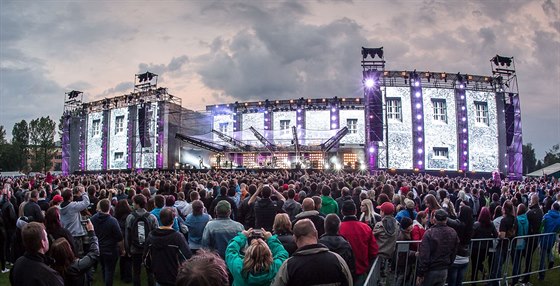 Open air turné kapely Kabát s dvanácti koncerty ve dvanácti mstech koní v pátek v Pardubicích. Takováto atmosféra byla na koncertu Kabátu v eských Budjovicích.