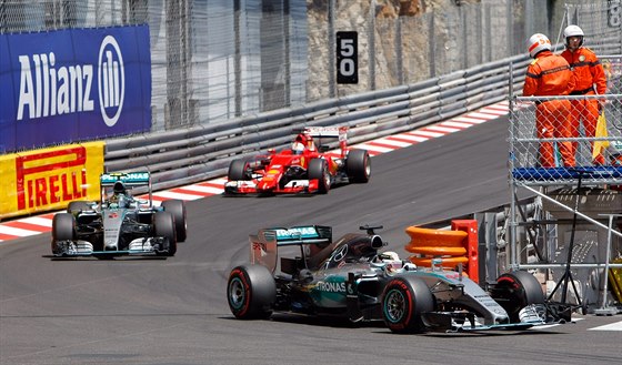 elo Velké ceny Monaka: první Lewis Hamilton, za ním Nico Rosberg a tetí...