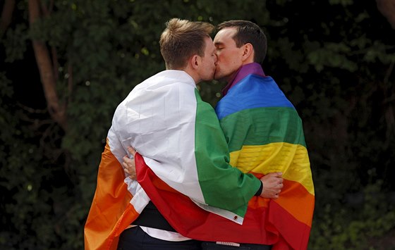 Homosexuální pár se líbá v centru Dublinu ped budovou, v ní volební komise...
