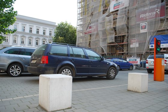 Ped opravovanou katedrálou Boského Spasitele v centru Ostravy parkují...