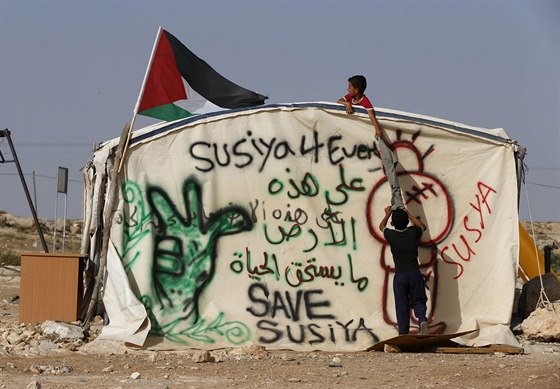 Palestinské dti si hrají ve vesnici Susya na Západním behu Jordánu. (25....