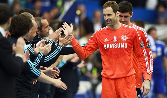 DVOJKA A JEDNIKA Petr ech, za ním Thibaut Courtois, brankái Chelsea,...