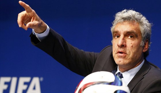 Walter De Gregorio, mluví Mezinárodní fotbalové federace FIFA, na tiskovce v...